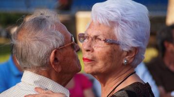 Pareja de adultos mayores, bailando.