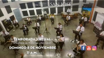 músicos tocando en la sede de ensayos