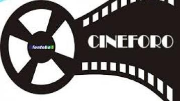 Imagen en blanco y negro de una película de cine con el texto: Cine Foro