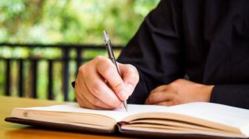 Hombre escribiendo un libro