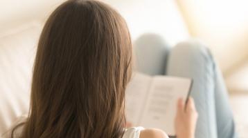 Mujer leyendo un libro