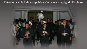 músicos tocando saliendo de una iglesia