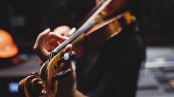 Persona tocando el violín. 