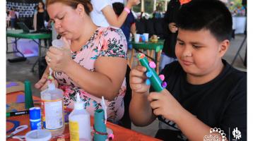 Taller: Elaboración de decoraciones navideñas con materiales de reutilización y reciclaje