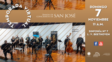 músicos de la Banda de San José en el auditorio viendo a la cámara y sonriendo 