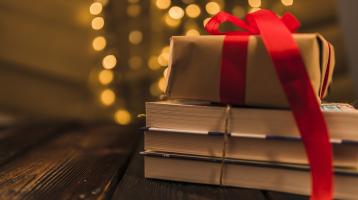 Arreglo navideño de libros y regalo. 