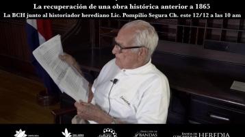 Fotografía del Historiador Pompilio Segura leyendo partitura musical