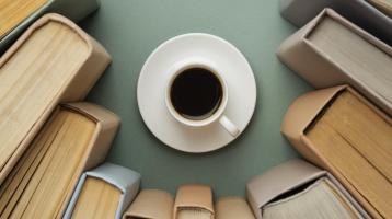 Composición de libros y taza de café. 