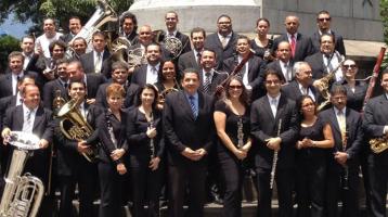 Ensamble completo de la Banda de San José e un parque