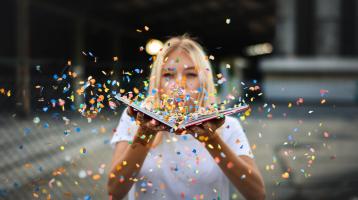 Mujer con un libro y decoraciones. 