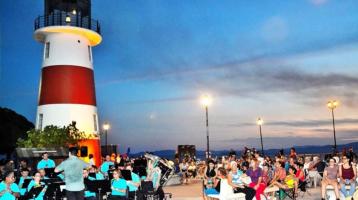 Foto de la Banda de Conciertos de Puntarenas tocando junto al Faro