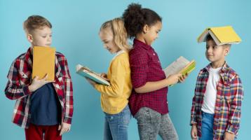 Grupo de niños y niñas leyendo. 