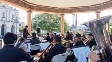 Banda de Conciertos de Heredia tocando en el kiosco del parque central de Heredia