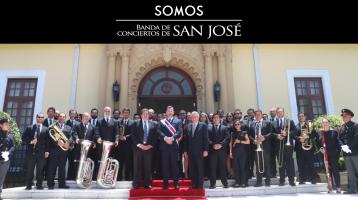 Banda de Conciertos de San José junto al presidente en la fachada de la Casa Amarilla