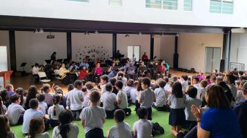 niñas y niños pequeños disfrutando de un Concierto Didáctico en su escuela