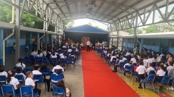 Foto de niñas y niños disfrutando de un concierto de la Banda de Puntarenas