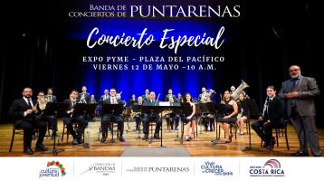 Músicos de la Banda de Puntarenas en teatro con fondo azul