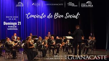 Foto de los músicos de la Banda de Guanacaste en un teatro con fondo azul