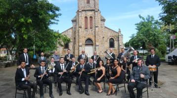 foto de la Banda de Puntarenas muy elegantes con la catedral porteña de fondo