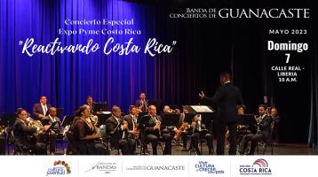 Músicos de la Banda de Guanacaste tocando en un teatro con fondo azul