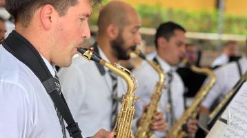 músicos saxofonistas tocando en el Museo Nacional