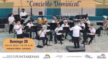 Músicos tocando en la concha acústica de Puntarenas