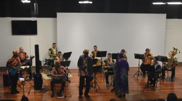 Banda de Limón y grupo Kawe Calipso tocando en un teatro