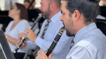 Músicos de la Banda de San José tocando clarinetes