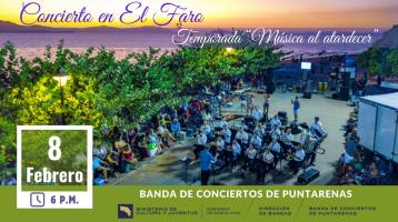 Foto de la Banda de Conciertos de Puntarenas tomada desde mucha altura donde se aprecia el mar de fondo y el público alrededor del Faro