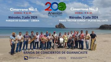 Banda de Conciertos de Guanacaste en una playa con el mar de fondo