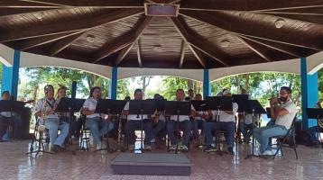 Banda de Guanacaste tocando en un quiosco