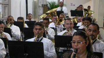 Foto de músicos de la Banda tocando sus instrumentos