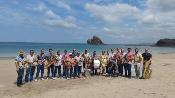 Músicos de la Banda de Guanacaste en la playa con sus instrumentos