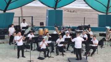 Foto de la Banda de Conciertos de Puntarenas tocando en la concha acústica del puerto