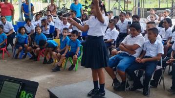 Niña dirigiendo a la Banda de Conciertos de Guanacaste en un concierto